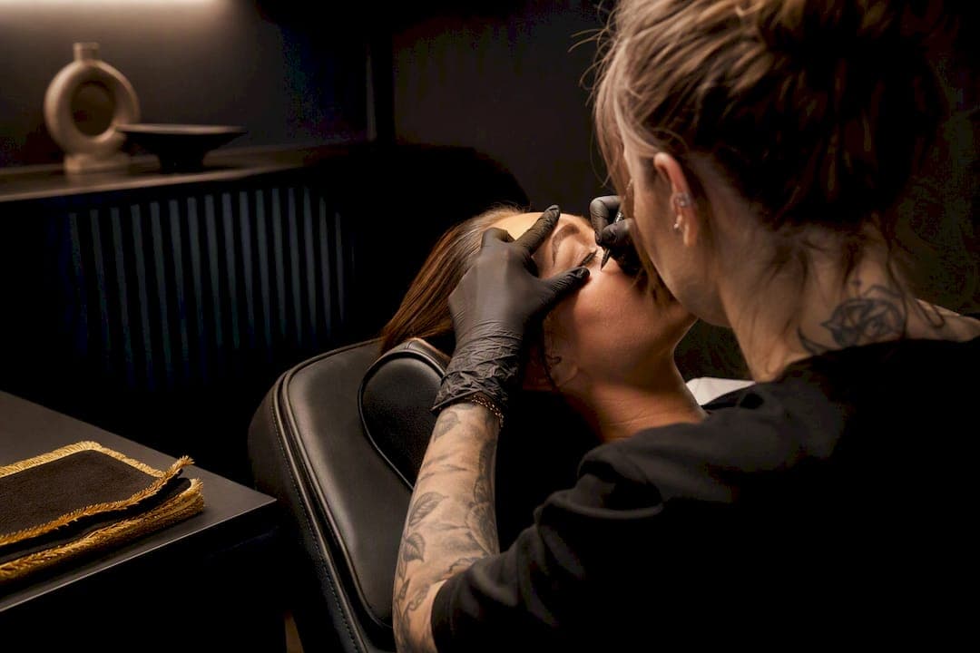 Microblading Betäubung: Was wirklich hilft und was erlaubt ist