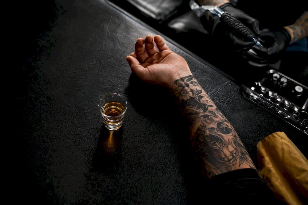 Alkohol und Betäubungscreme beim Tattoo: Was wirklich zählt