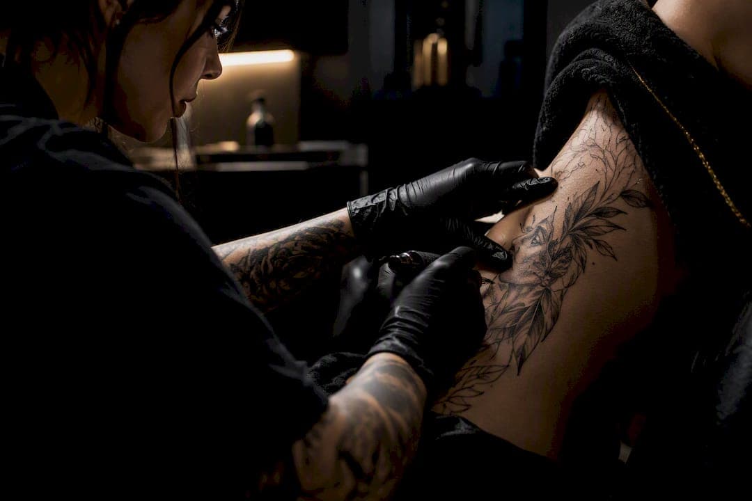 Rippen Tattoo Betäubung: Was wirklich hilft und was nicht