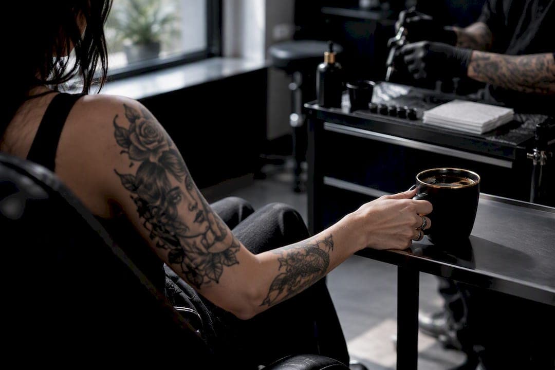 Koffein und Tattoo-Schmerz: Was du vorher wissen solltest