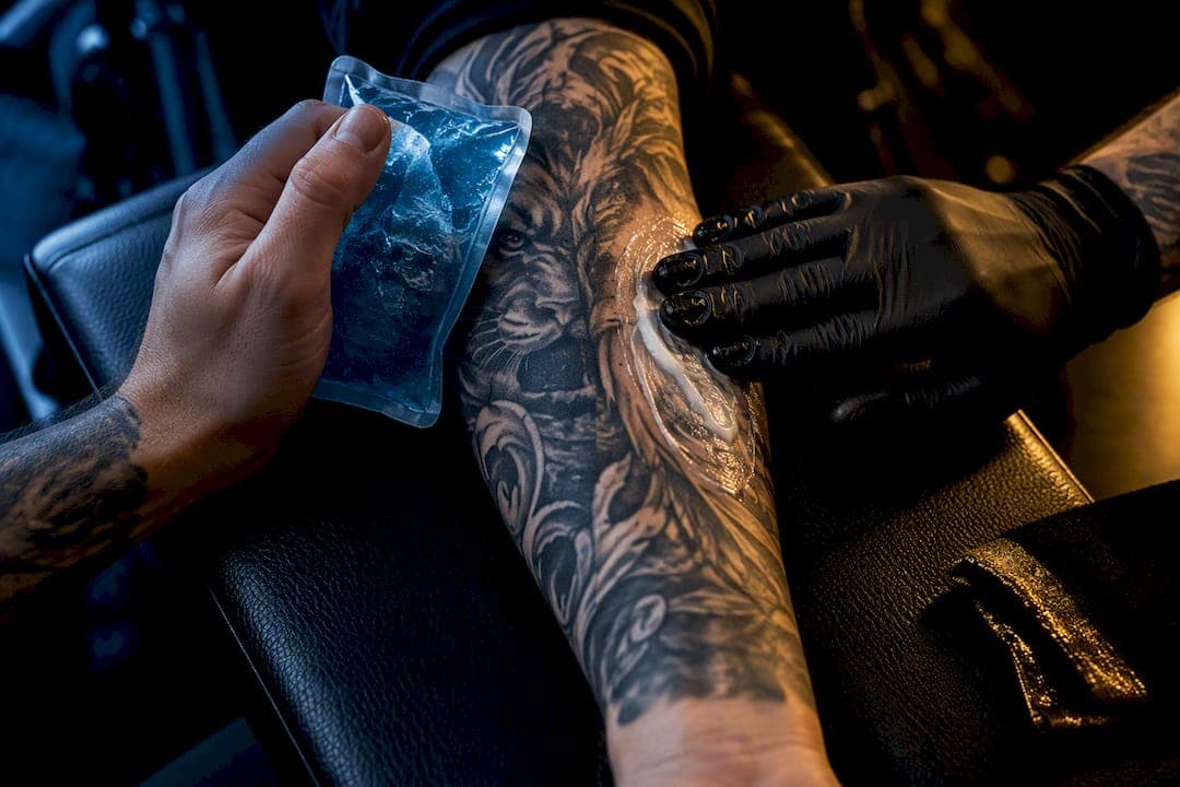 Kälte vs. Betäubungscreme beim Tattoo: Was wirkt wirklich besser?