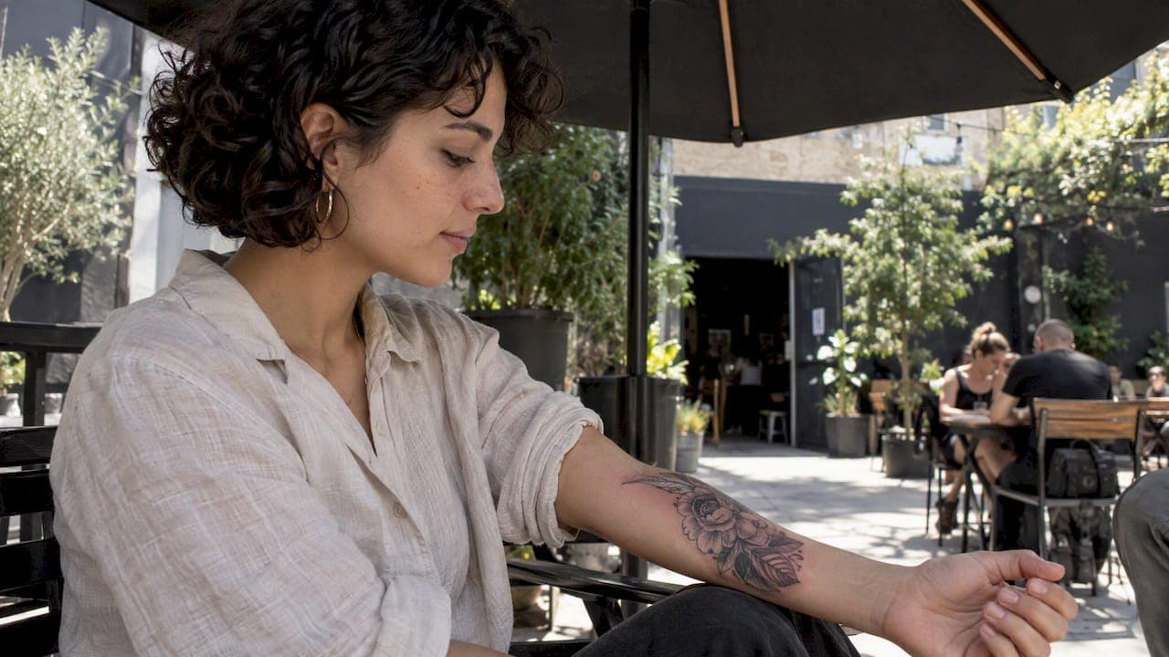 Frisches Tattoo und Sonnencreme: ab wann sie erlaubt ist